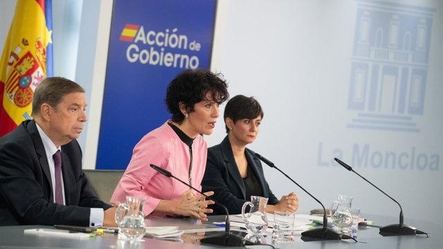 El ministro de Agricultura, Luis Planas, la ministra de Inclusión, Seguridad Social y Migraciones, Elma Saiz, y la ministra de Vivienda, Isabel Rodríguez.