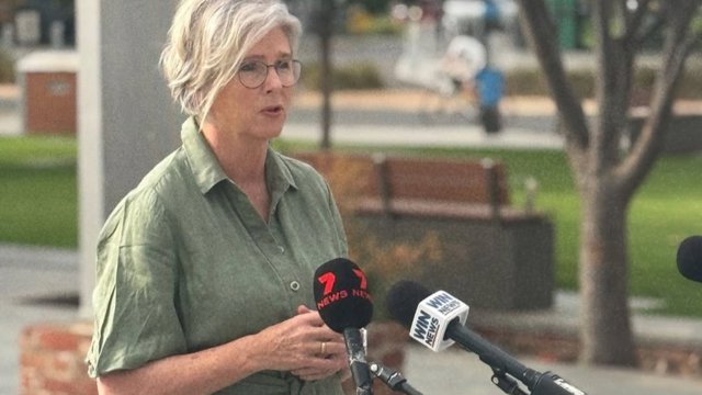 Archivo - La diputada australiana Helen Haines habla con la prensa