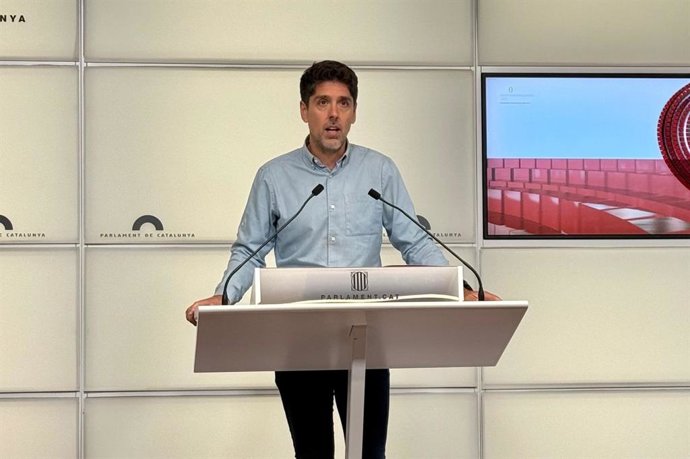 El portavoz de los Comuns en el Parlament, David Cid, en rueda de prensa.
