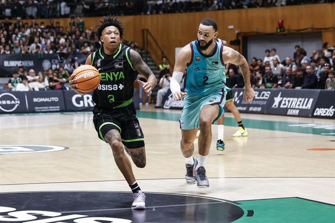 El escolta del Asisa Joventut Boogie Ellis (i) y el escolta del FC Barcelona Tyrese Martin (d), durante el partido de la Liga Endesa disputado este domingo en el Palau Olímpic de Badalona