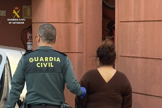 Detenida en Cangas (Pontevedra) una mujer de 29 años como presunta autora de varios hurtos y un delito continuado de estafa, con un perjuicio para las víctimas de más de 47.000 euros.