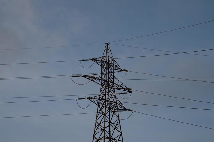 Archivo - Tendido eléctrico, en una imagen del archivo.