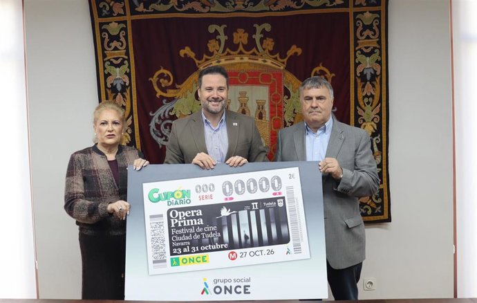 Entrega del cupón de la ONCE dedicado al festival Ópera Prima de Tudela