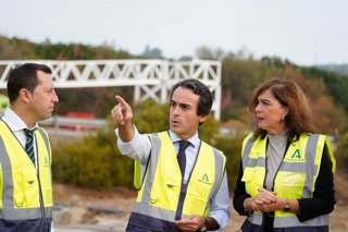 Mario Muñoz-Atanet (centro), junto a Matilde Esteo (dcha.), asiste a la instalación de la pasarela ciclopeatonal de Palma del Río.