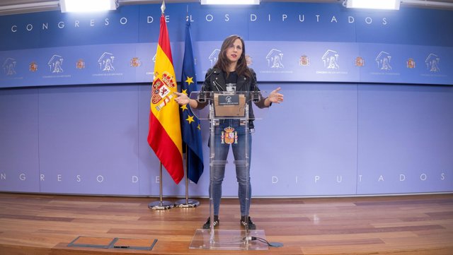 La diputada de Podemos, Ione Belarra, durante una rueda de prensa en el Congreso .