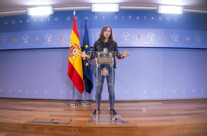 La diputada de Podemos, Ione Belarra, durante una rueda de prensa en el Congreso .
