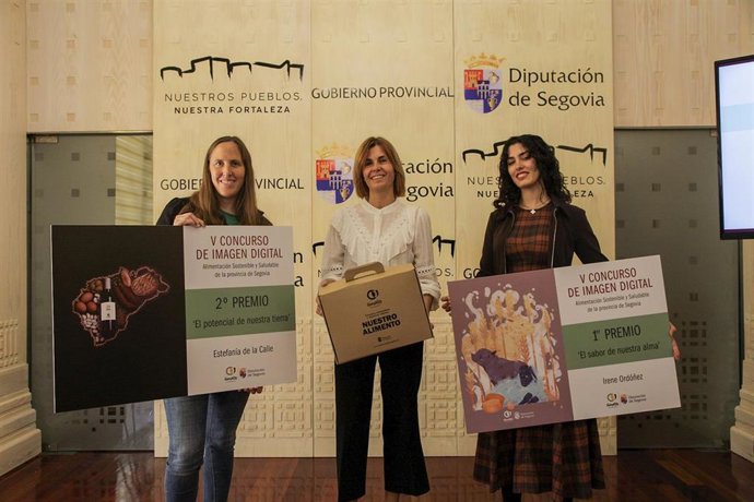 La diputada Magdalena Rodríguez (centro), con las diseñadoras digitales Estefanía de la Calle (izda) e Irene Ordóñez.