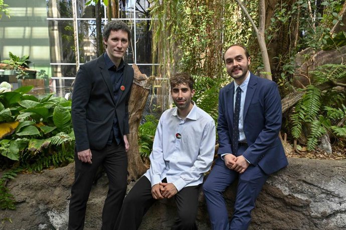 De izquierda a derecha: David Chaparro, Mario Bielsa y David Izquierdo, becarios de la Fundación La Caixa.