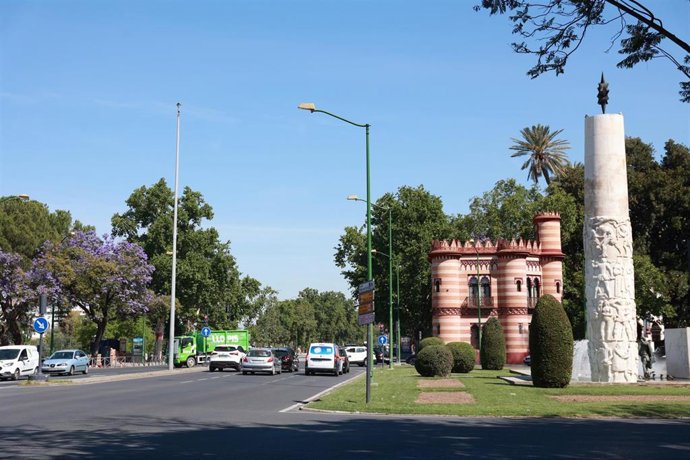 Archivo - Imagen de las nuevas cámaras de tráfico que controlan el acceso en la Glorieta de los Marineros desde el Paseo de las Delicias de Sevilla. 