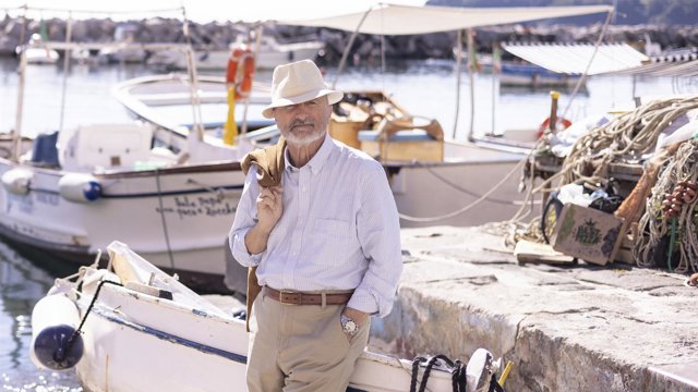 El escritor Arturo Pérez-Reverte posa en el puerto de Procida donde presenta su nuevo libro, 'La hipótesis más peligrosa'.