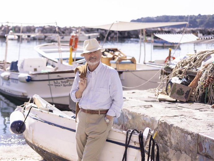 El escritor Arturo Pérez-Reverte posa en el puerto de Procida donde presenta su nuevo libro, 'La hipótesis más peligrosa'.