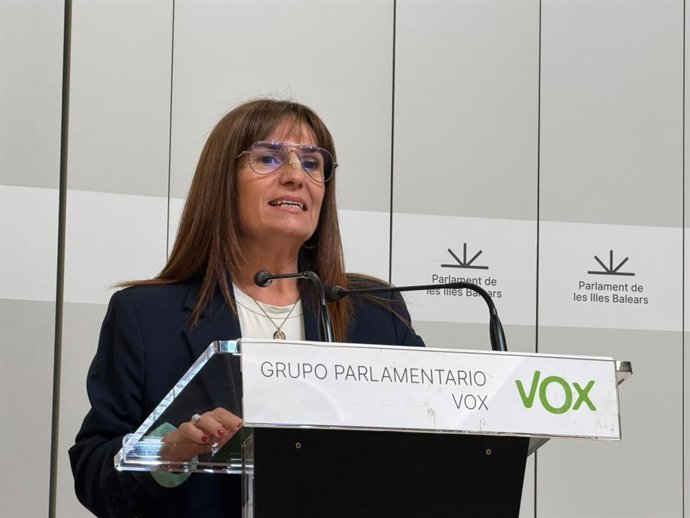 La portavoz de Vox en el Parlament, Manuela Cañadas, en rueda de prensa.