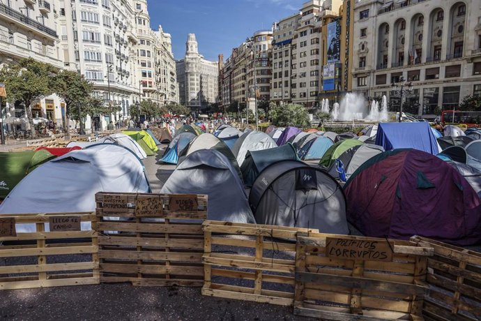 Numerosas personas durante la acampada por el derecho a la vivienda, en la Plaza del Ayuntamiento, a 16 de octubre de 2026, Valencia