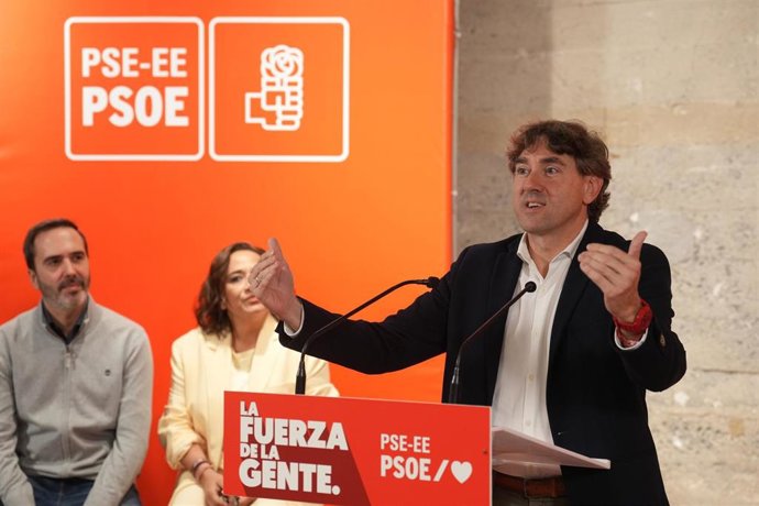 El secretario general del PSE-EE, Eneko Andueza, durante la presentación de los candidatos que encabezan la lista al Congreso del PSE-EE por las elecciones del 29N, a 19 de octubre de 2026, en Silo de Olabeaga, Bilbao, Bizkaia