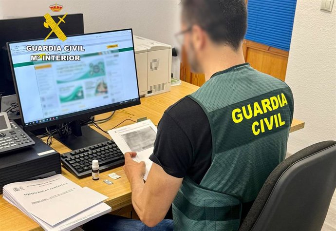 Un componente del Equipo Roca con la copia de la receta y los fármacos intervenidos