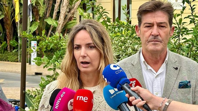 La portavoz adjunta del grupo municipal Vox Málaga, Yolanda Gómez, junto al portavoz, Antonio Alcázar, en una atención a medios.