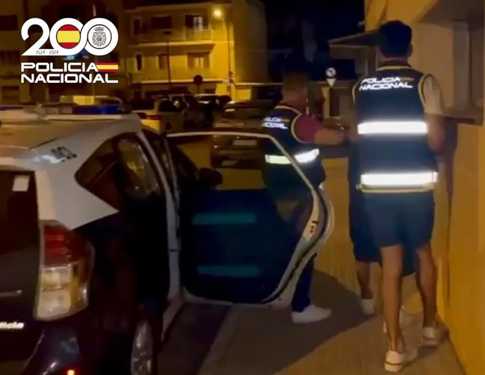 Agentes de la Policía Nacional trasladan al detenido por amenazar de muerte a su expareja.