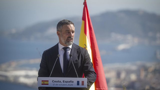 El presidente de Vox, Santiago Abascal, atiende a los medios en Ceuta (España).