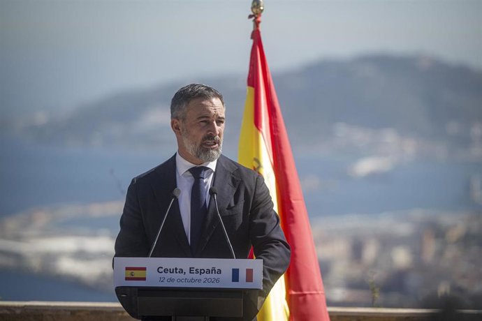 El presidente de Vox, Santiago Abascal, atiende a los medios en Ceuta (España). 
