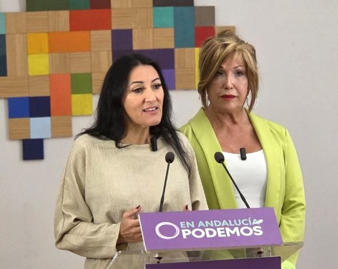 La portavoz de Podemos Andalucía, Alejandra Durán, junto a la secretaria de derechos Lgtbiqa+, Mar Cambrollé, en una rueda de prensa.