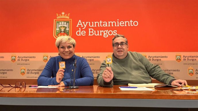 La concejala de Servicios Sociales, Mila del Campo, y el secretario de Amycos, Andrés R. Amayuelas