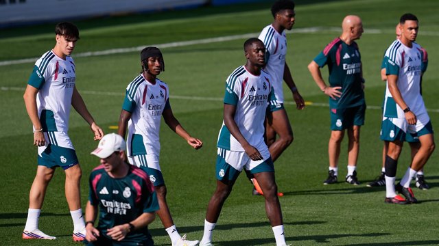 Archivo - Ibrahima Konateé junto a Yan Diomande en un entrenamiento del Real Madrid