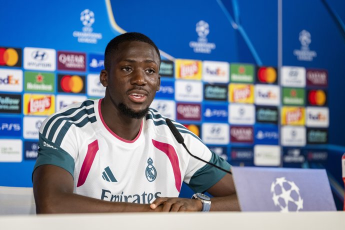 Ibrahima Konaté en rueda de prensa con el Real Madrid