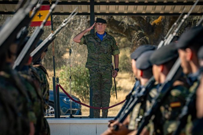 El general Fernando Ruiz ha presidido la parada militar celebrada con motivo de su despedida de la BRI X, tras casi tres años al frente de la misma.