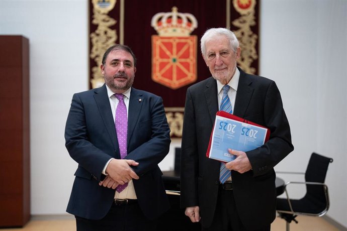 El presidente del Parlamento de Navarra, Unai Hualde (i), recibe en su despacho oficial a Juan Luis Beltrán, presidente del Consejo de Transparencia de Navarra.