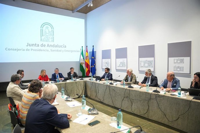 El vicepresidente primero de la Junta de Andalucía y consejero de Presidencia, Sanidad y Emergencias, Antonio Sanz (c), preside el Consejo de Asuntos Taurinos de Andalucía en el Palacio de San Telmo. A 20 de octubre de 2026 en Sevilla (Andalucía, España).