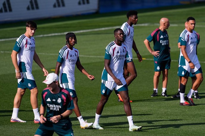 Archivo - Arquivo - Ibrahima Konaté, Yan Diomande e Carlos Espi durante o treino do Real Madrid antes da partida da Liga dos Campeões da UEFA 2026/27 contra o FC Internazionale Milano, na Cidade Esportiva do Real Madrid, em 7 de setembro de 2026, em Valde