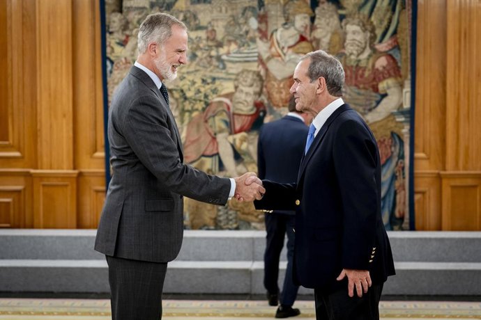 El rey Felipe VI (i) saluda al Secretario General Iberoamericano, Andrés Allamand (d), en el Palacio de La Zarzuela, a 19 de octubre de 2026, en Madrid (España). Los ediles participan en la II edición del Encuentro de Ciudades Iberoamericanas, organizado 
