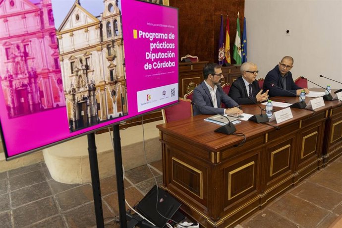 El presidente de la Diputación de Córdoba, Salvador Fuentes (centro), en la recepción a los participantes en el encuentro de las empresas y estudiantes beneficiarios del Programa de Prácticas Académicas Externas.