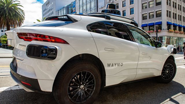 Archivo - FILED - 16 May 2024, US, San Francisco: FILE PHOTO - A driverless robotaxi from Waymo, a Google subsidiary, is currently operating on public roads. Photo: Andrej Sokolow/dpa