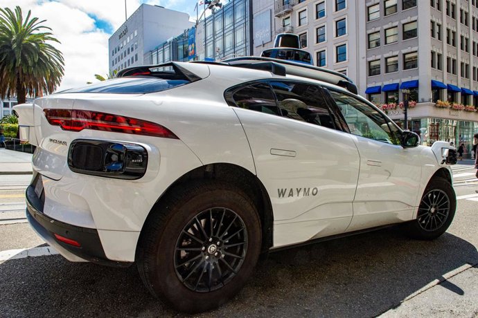 Archivo - FILED - 16 May 2024, US, San Francisco: FILE PHOTO - A driverless robotaxi from Waymo, a Google subsidiary, is currently operating on public roads. Photo: Andrej Sokolow/dpa