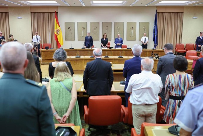 Archivo - El ministro del Interior, Fernando Grande-Marlaska (i), y la presidenta del Congreso, Francina Armengol (c), durante un minuto de silencio en el acto institucional en recuerdo a las Víctimas del Terrorismo