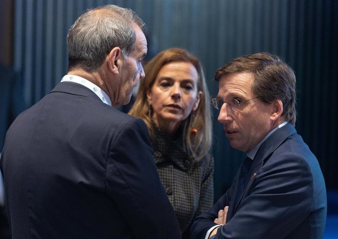 El alcalde de Madrid, José Luis Martínez-Almeida (d), conversa con el secretario general de SEGIB (Secretaría General Iberoamericana), Andrés Allamand (i), durante el acto de inauguración del II Encuentro de Ciudades Iberoamericanas, en el Centro Cultural