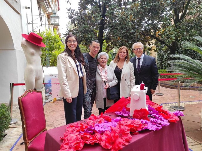El presidente de la Diputación de Córdoba, Salvador Fuentes (dcha.), visita la zona de trabajo de José Perea en el Patio del Reloj del Palacio de la Merced.