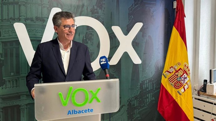 El diputado de Vox en las Cortes de Castilla-La Mancha, Francisco Cobo, en rueda de prensa.