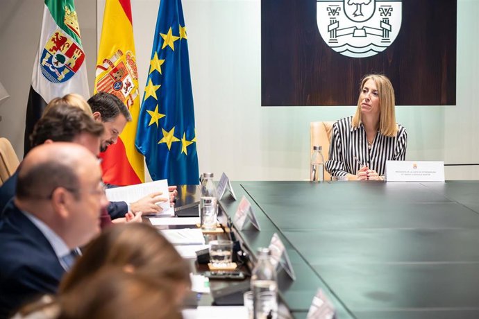 La presidenta de la Junta de Extremadura, María Guardiola, en la sesión del Consejo de Gobierno que ha dado luz verde al 'Instituto internacional del mestizaje'.