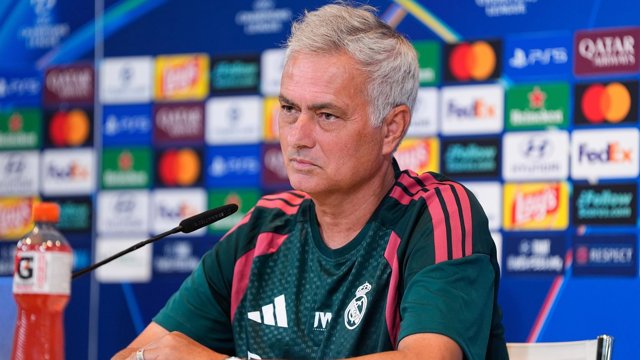 Archivo - Jose Mourinho, entrenador del Real Madrid, en rueda de prensa.