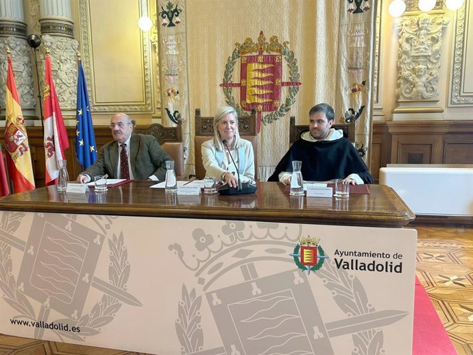De izda a dcha, el presidente de la Asociación Padre Gago, Rafael Ortega; la concejala Irene Carvajal y el dominico Bernardo Sastre.
