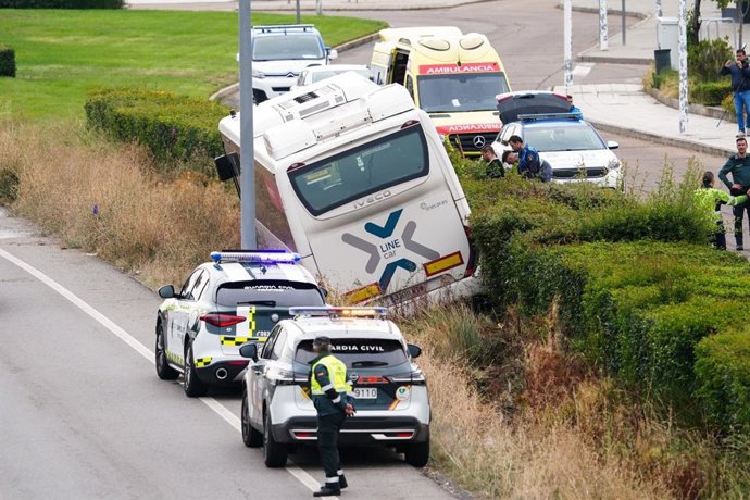 Autobús volcado en la carretera de Alba.