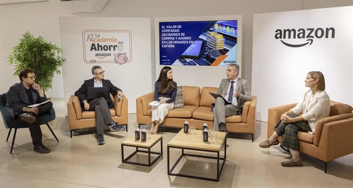 La directora de consumo en Amazon.Es, Ana Sánchez-Jauregui; presidente de la Asociación Española de Consumidores, Miguel Ángel Ruiz; la creadora de contenido Paloma Blanc y el consejero y profesor de escuela de negocios Pablo Foncillas. 20 de octubre 2026