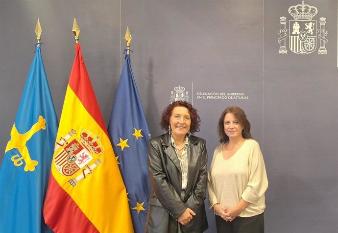 La nueva delegada del Gobierno en Asturias, Cecilia Pérez, y la delegada saliente, Adriana Lastra.