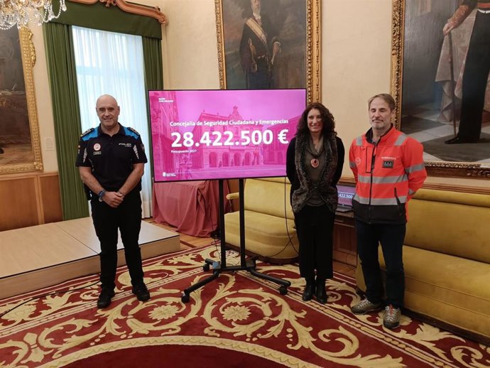 La concejala de Seguridad Ciudadana y Emergencias del Ayuntamiento de Gijón, Nuria Bravo, junto a su equipo directivo, presenta los presupuestos de sus áreas para 2027.