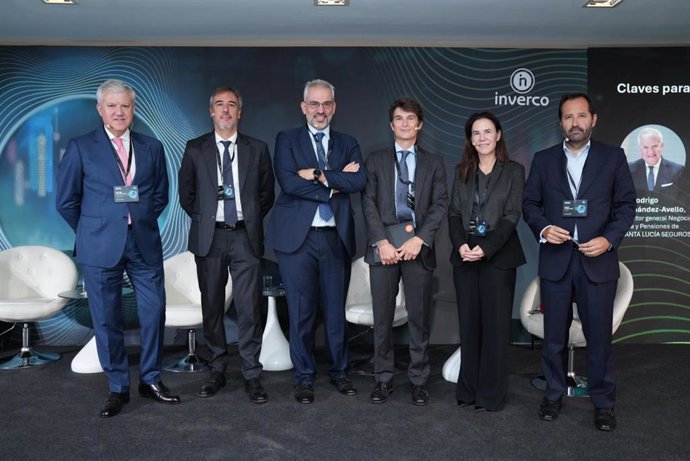 Mesa redonda sobre el desarrollo de los planes de pensiones durante el XVI Encuentro Nacional de la Inversión Colectiva, organizado por Deloitte e Inverco.
