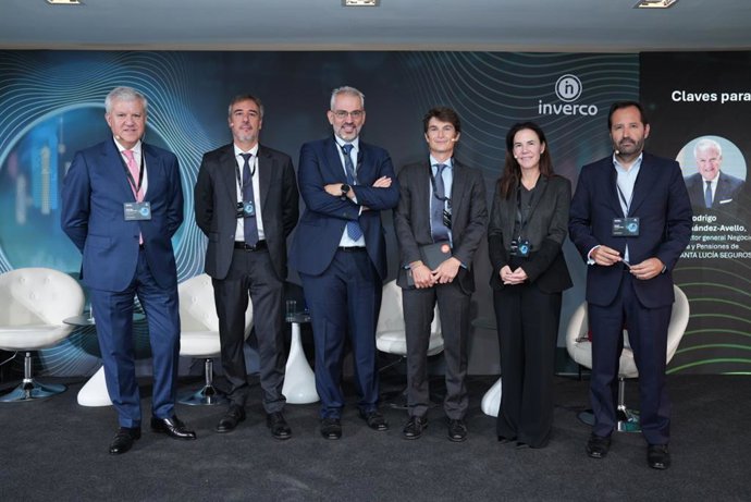 Mesa redonda sobre el desarrollo de los planes de pensiones durante el XVI Encuentro Nacional de la Inversión Colectiva, organizado por Deloitte e Inverco.
