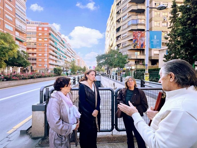 La portavoz del grupo socialista en el Ayuntamiento de Granada, Raquel Ruz, junto a la entrada del parking subterráneo del metro situado en el Camino de Ronda.