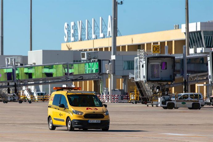 Archivo - Vista de la terminal de viajeros desde las pistas, como imagen de recurso